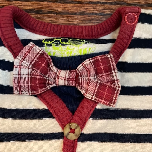 Adorable onesie bow tie shirt, 👔 3-6 mo (110) - Picture 2 of 6
